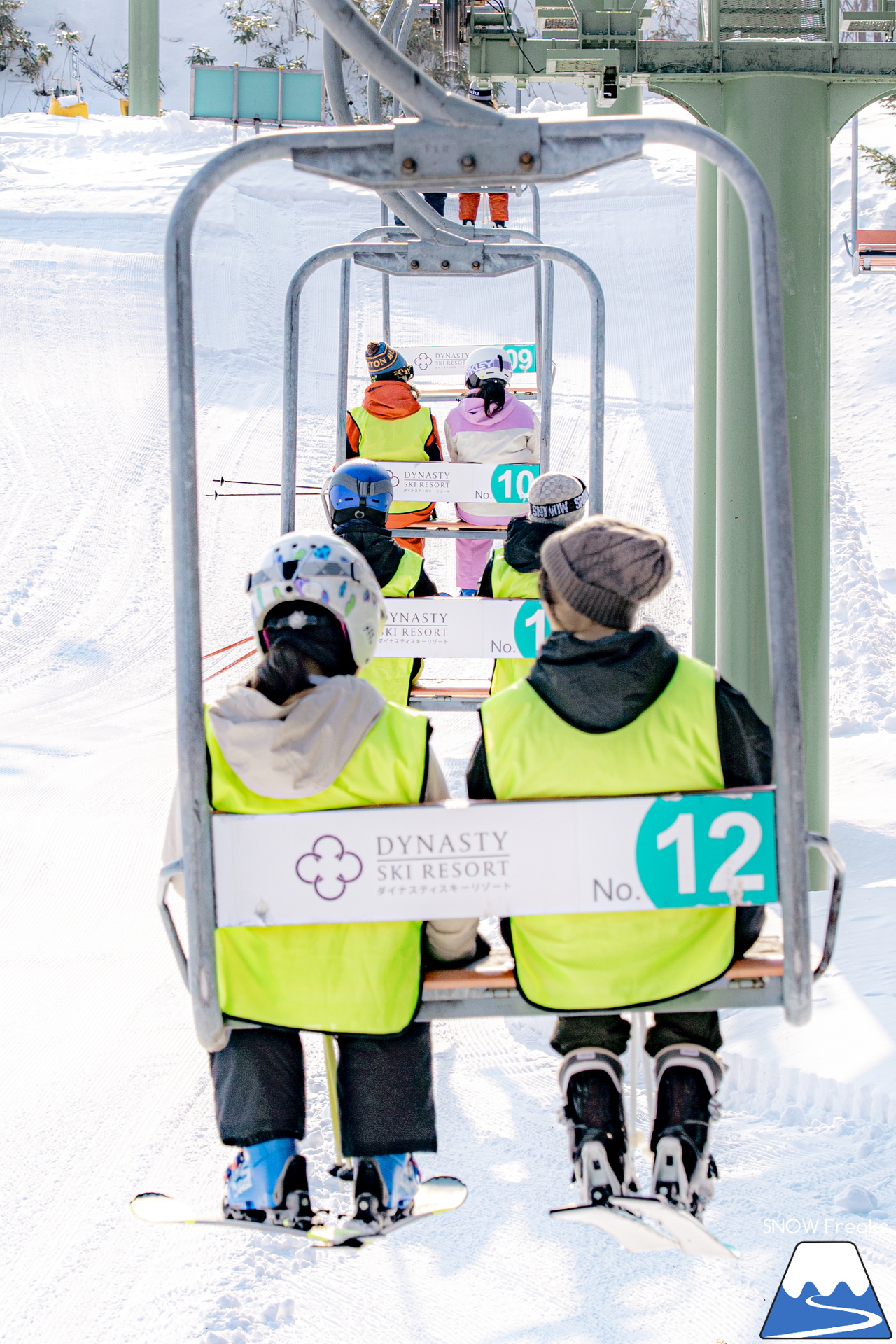 井山敬介さんと秋元日菜子さんのコンビは今年も健在！さらに、サプライズゲストも登場？！憧れのスキーヤーと一緒に雪と戯れ、『いちえ』の美味しいランチをいただく…。夢のようなイベント。めもるホールディングス presents プロスキーヤー・井山敬介さんと行く｜ダイナスティスキーリゾート
